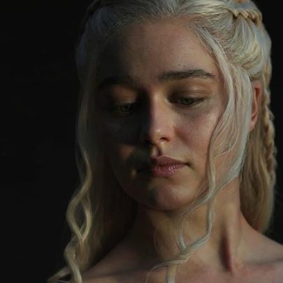 Emilia Clarke revela que temeu morrer após segunda hemorragia cerebral