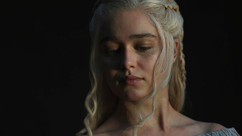 Emilia Clarke revela que achou que iria morrer após sofrer segunda hemorragia cerebral