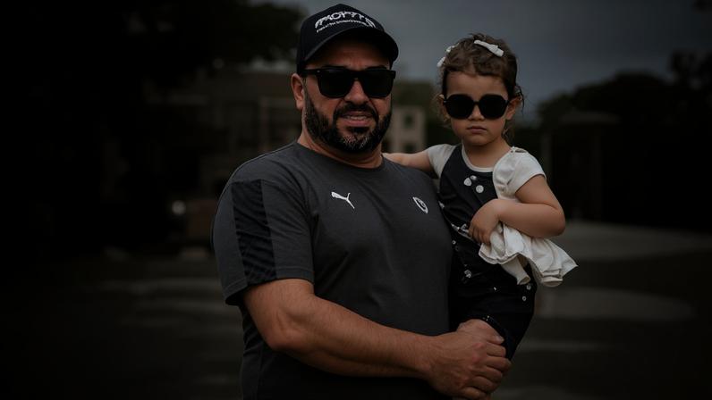 Um grave acidente de trânsito na manhã de sábado (2) resultou na morte do empresário mineiro Alessandro Barroso Rocha, de 35 anos, e de sua filha, Ana Laura, de 5 anos