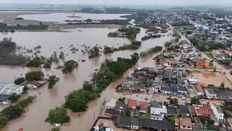 Arroio São Lourenço, no município de São Lourenço do Sul, saiu do seu leito normal, afetando residências nas enchentes do RS em 2024 — Foto: Jorge Schneid/Divulgação Defesa Civil do Rio Grande do Sul