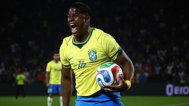 Endrick comemora após sofrer pênalti em amistoso contra a Croácia