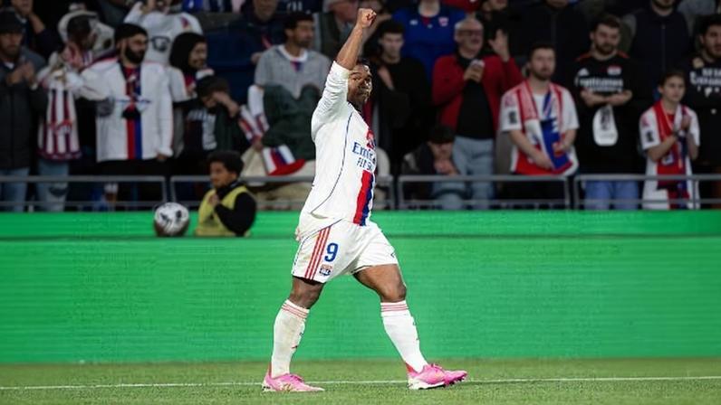 Endrick comemora contra o Rennes, no Campeonato Francês