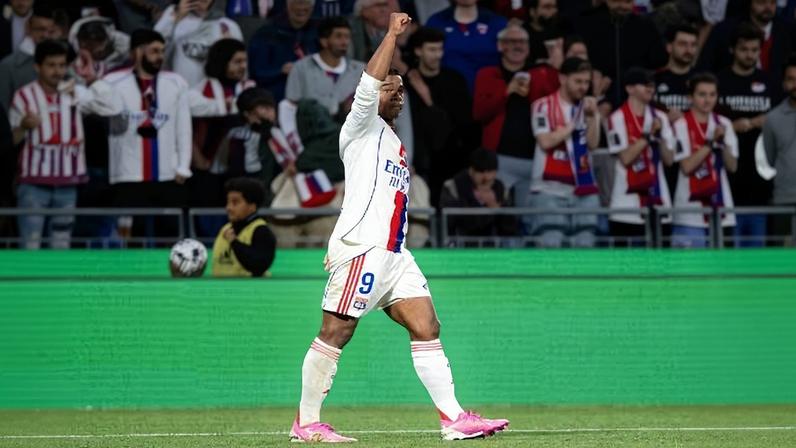 Endrick comemora gol marcado pelo Lyon contra o Rennes, no Campeonato Francês