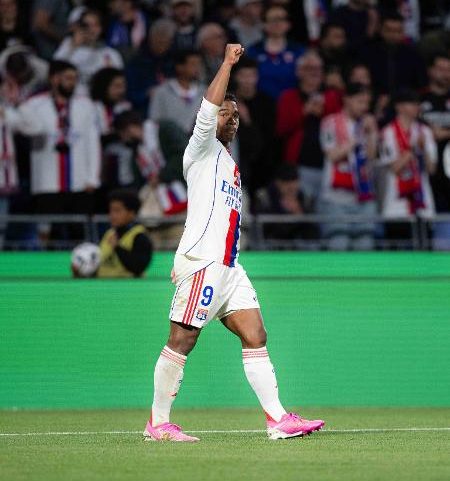 Endrick comemora gol marcado pelo Lyon contra o Rennes, no Campeonato Francês