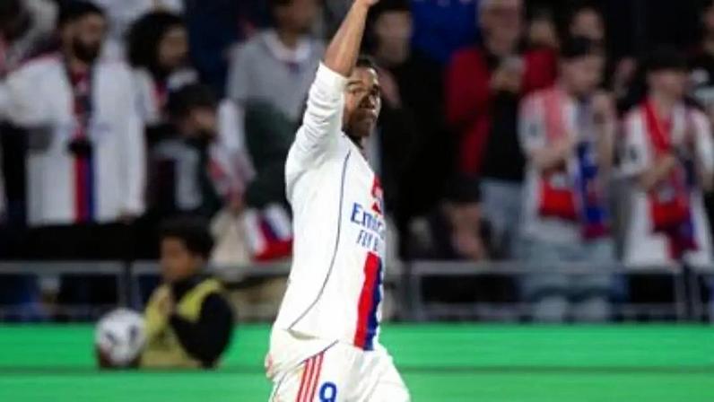 Endrick comemora gol na vitória do Lyon sobre o Rennes por 4 a 2