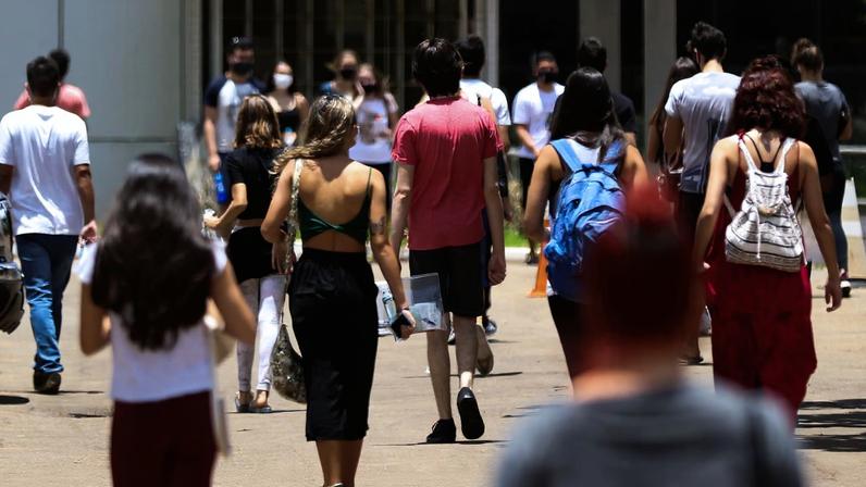 Estudantes chegam ao Centro Universitário do Distrito Federal, para o segundo dia de prova do Enem 2020