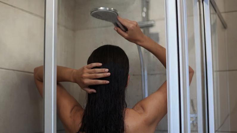 Aumento na conta luz pode estar ligado aos banhos demorados e à potência do aparelho — Foto: Reprodução/Freepik