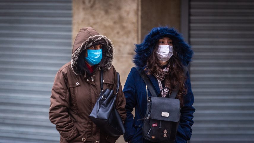 Pedestres agasalhados enfrentam clima frio no centro da cidade de Porto Alegre (RS). — Foto: EVANDRO LEAL/ENQUADRAR/ESTADÃO CONTEÚDO