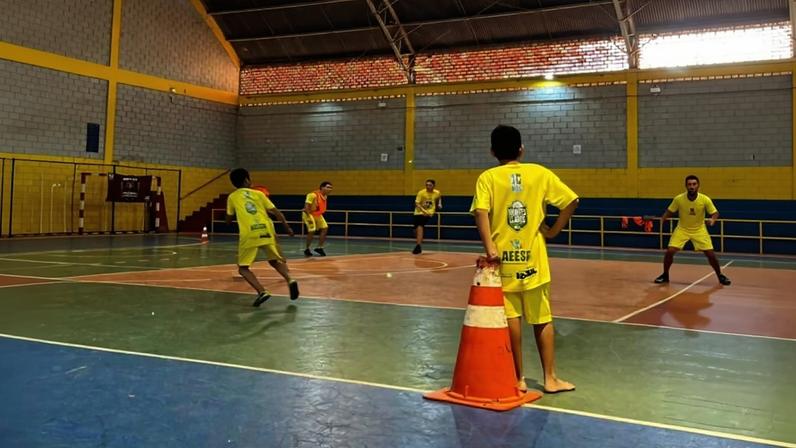 Entre passes, amizades e acolhimento, projeto MOC Esporte da AEESB fomenta o handebol
