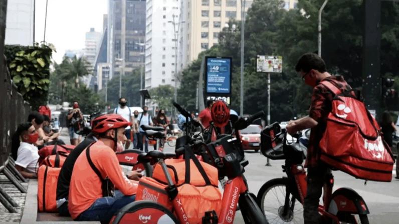 Regra do governo federal determina que as plataformas de transporte e delivery detalhem ao consumidor quanto do valor pago vai para o entregador e quanto a plataforma recolhe; na imagem, entregadores de plataformas de delivery