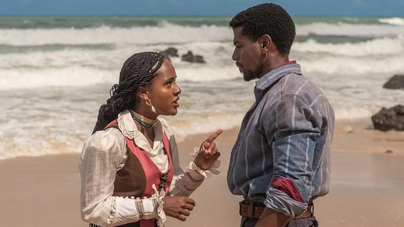 Alika (Duda Santos) e Tonho (Ronald Sotto) conversam na praia em 'A Nobreza do Amor'