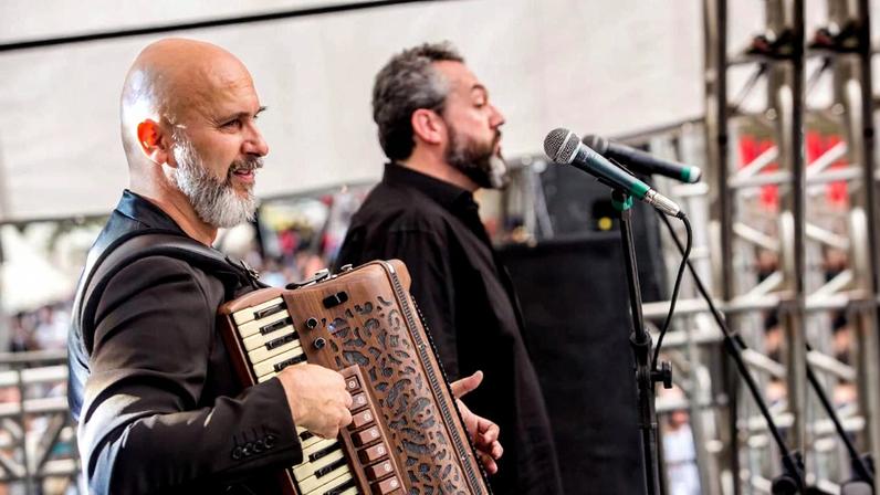Os tenores Claudio Mattioli, no acordeon, e Massimiliano Barbolini
