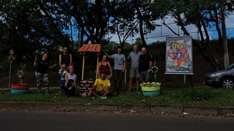 Foto registra entrega de canteiro revitalizado pelo projeto 'O Palhaço Limão em: Flores e Canteiros'