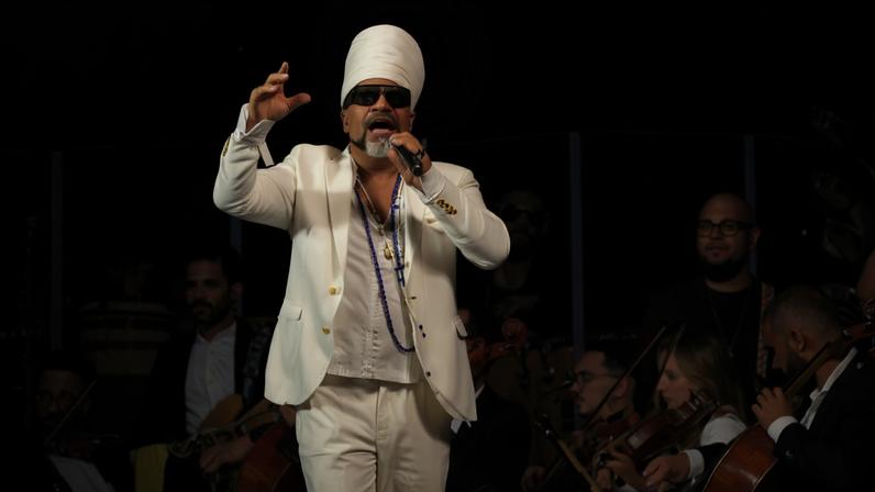 Apresentação de Carlinhos Brown e a Orquestra Ouro Preto do projeto 'Afrossinfonicidade' lotou a Praça da Liberdade