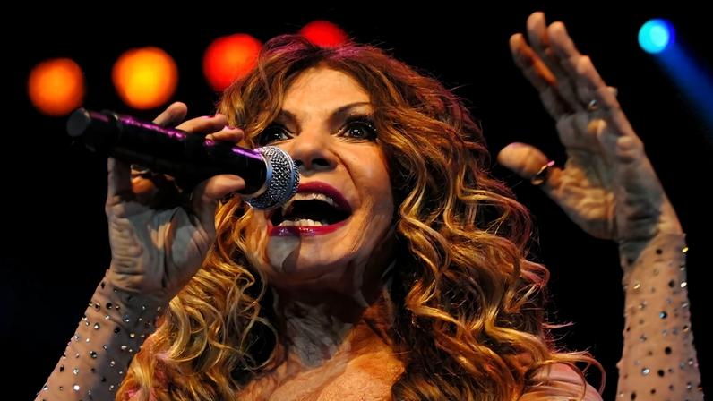 Elba Ramalho se apresenta com Mariana Aydar na Praça da Estação