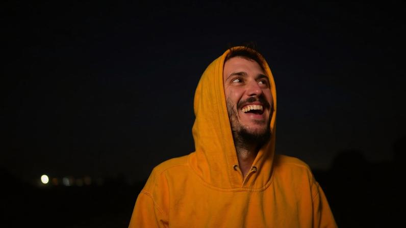 Em noites de imprevisibilidade, artista mineiro Luizga, que vive entre Portugal e Brasil, resgata laços com BH, elege a Gruta como 'espaço de proximidade' e fala sobre música como ferramenta espiritual