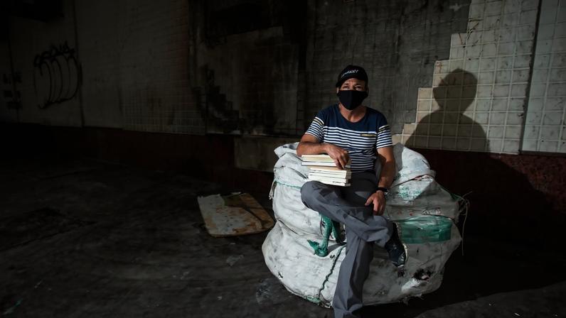Ex-catador de recicláveis decidiu criar sebo depois que recolheu livros que eram descartados no lixo