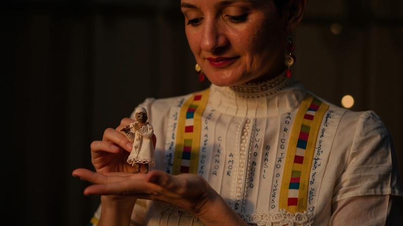 Genifer Gerhardt na peça de teatro de bonecos 'Brasil Pequeno'
