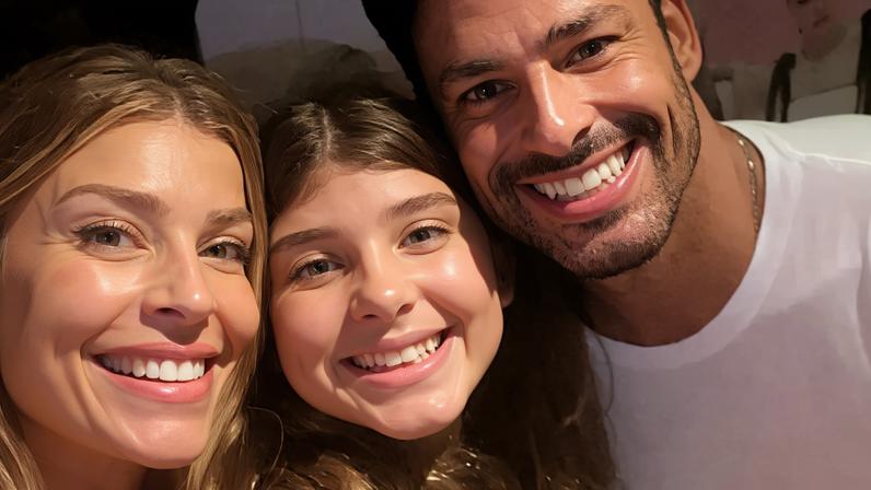 Grazi Massafera e Cauã Reymond com a filha Sofia
