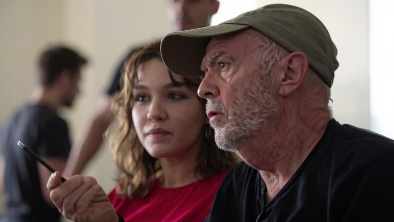Diretor Helvécio Ratton orienta a atriz Laura del Picchia, que interpreta a protagonista jovem