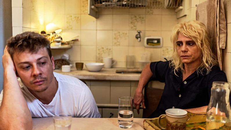 Malu Galli divide cena com Tiago Martelli em 'Mulher em Fuga'