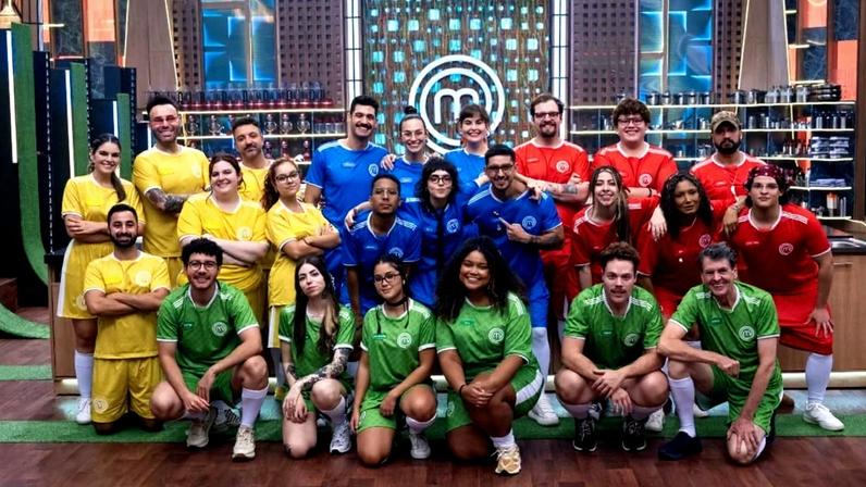 Ao todo, 24 cozinheiros amadores divididos em equipes disputam uma vaga oficial no MasterChef Brasil