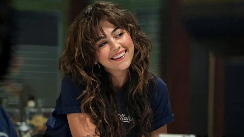 Mika Abdalla como Allie Hayes em 'Off Campus'
