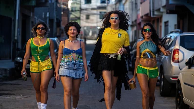 Modelos desfilam com peças da Remexe Favelinha em ruas do Aglomerado da Serra em BH