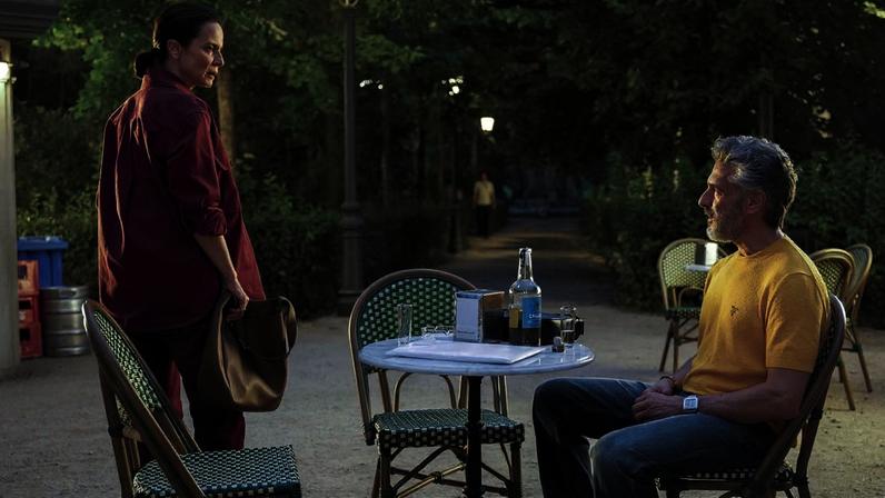 Diálogo entre Raúl (Leonardo Sbaraglia) e sua ex-assistente, Mónica (interpretada por Aitana Sánchez-Gijón), é um dos pontos altos do filme