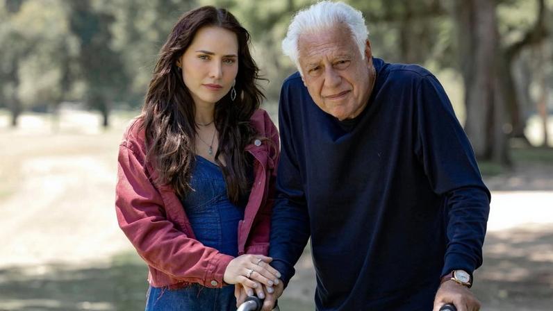Adriana (Leticia Colin) e Arthur (Antonio Fagundes) em cena de 'Quem Ama Cuida'