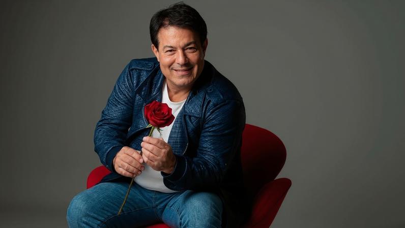 Alex Cohen se apresenta com espetáculo “Alex Cohen Interpreta o Rei”