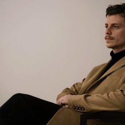 Gustavo Bertoni da Scalene sofre queda durante show e leva oito pontos na cabeça