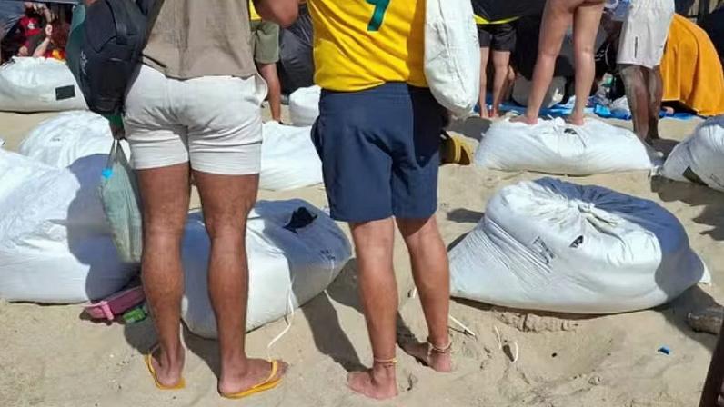 Shakira em Copacana: Ambulantes vendem sacos de areia como camarotes improvisados