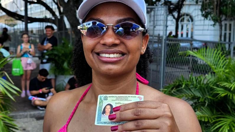 A vendedora Shakyra dos Santos Silva conta que o seu pai a batizou com o mesmo nome da cantora colombiana