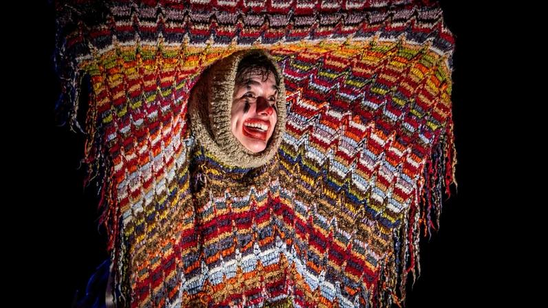 Pamella Villanova em cena do espetáculo 'Plástico, um mito contemporâneo'
