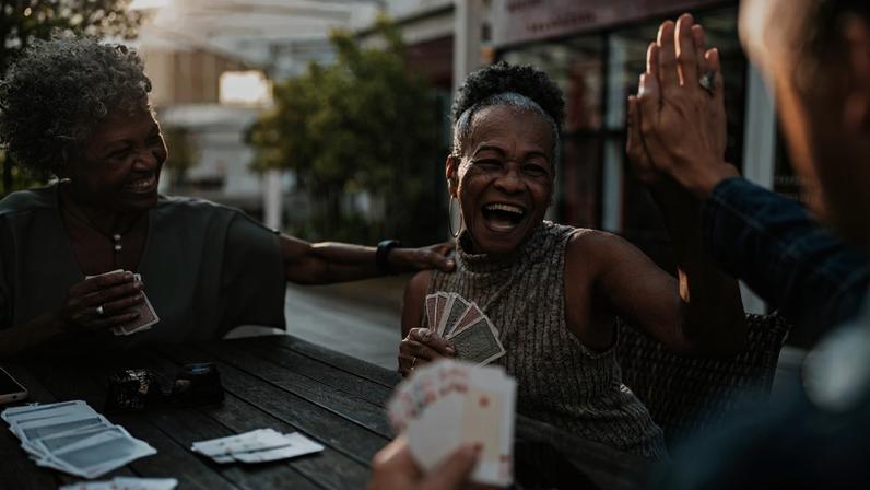 Amigas idosas jogando cartas. Envelhecimento saudável. Metrópoles