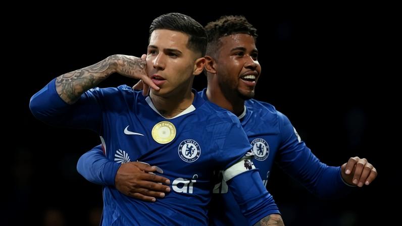 Enzo Fernández comemora gol do Chelsea com Andrey Santos