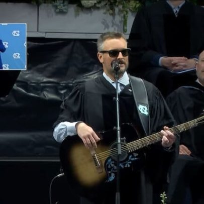 Cantor de country Eric Church faz discurso de formatura em UNC Chapel Hill