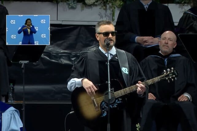 Cantor de country Eric Church faz discurso de formatura em UNC Chapel Hill