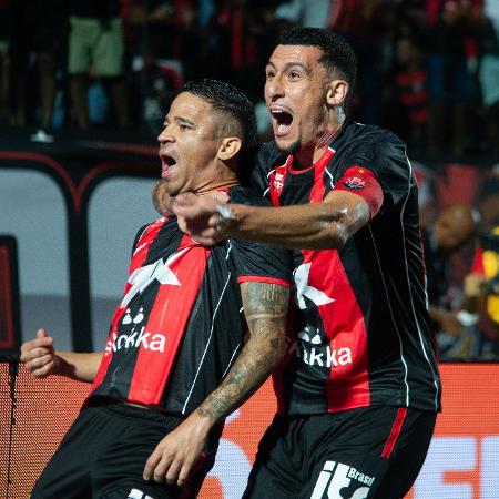 Erick comemora seu golaço pelo Vitória, sobre o Flamengo, na Copa do Brasil