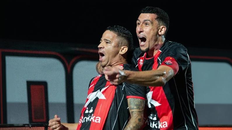 Erick comemora seu golaço pelo Vitória, sobre o Flamengo, na Copa do Brasil