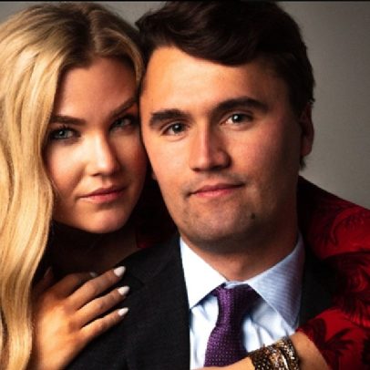 Viúva de Charlie Kirk recebe título de doutora polêmico