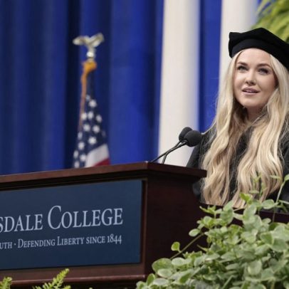 Erika Kirk orienta formandos em discurso de formatura