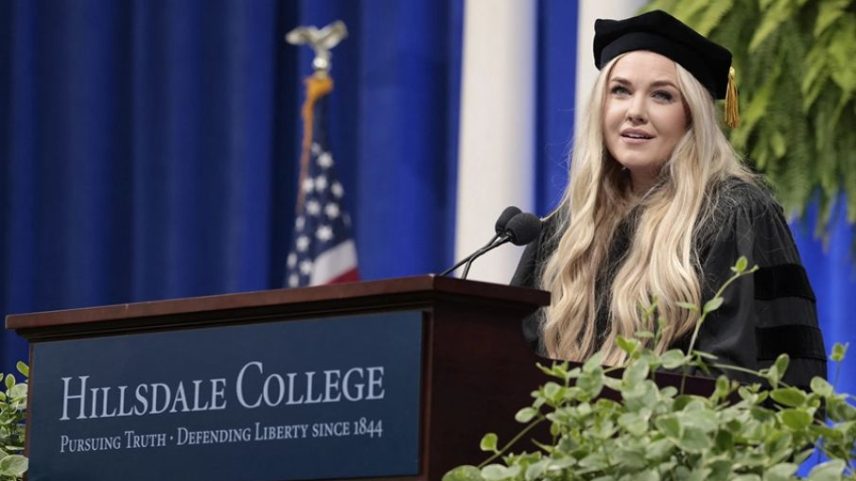 ‘Vivam corretamente’, orienta Erika Kirk em discurso de formatura