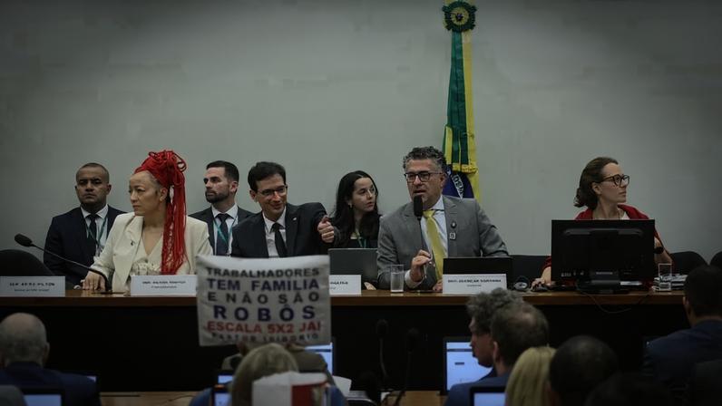 Comissão especial durante votação da PEC do fim da escala 6 X 1 nesta 2ª feira (25.mai)