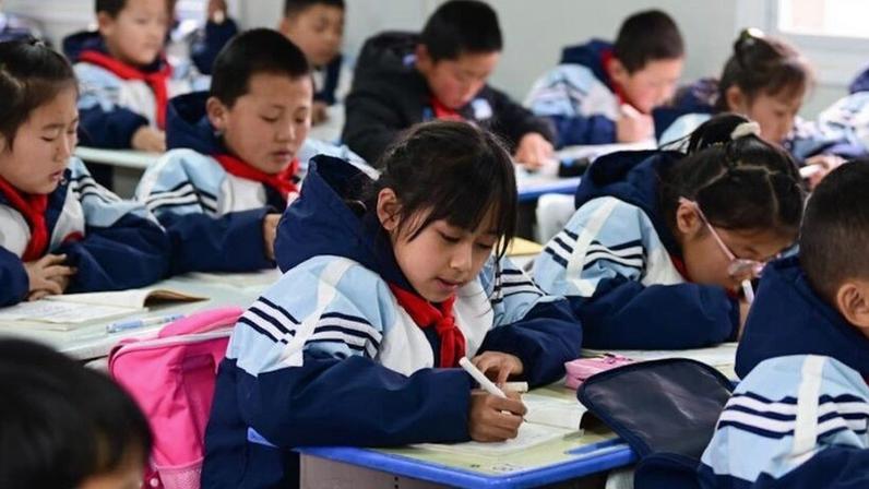 Alunos das turmas de elite geralmente avançam de forma mais rápida no conteúdo, pois os professores dedicam mais tempo ao ensino do que à gestão da sala de aula