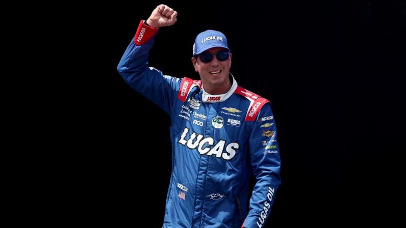 Kyle Busch, recordista de vitórias na Nascar, faleceu aos 41 anos nesta segunda-feira (21). A causa da morte não foi divulgada oficialmente, mas o piloto estava hospitalizado por uma doença grave e competiu dias antes de ser internado.