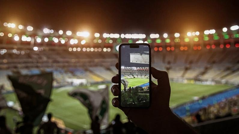 Celular filmando estádio (Foto: Reprodução/Red Hat)