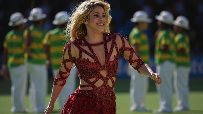 Shakira durante a cerimônia de encerramento da Copa do Mundo no Maracanã, no Rio