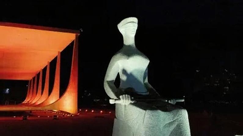 Estátua "A Justiça", localizada na Praça dos Três Poderes em frente ao edifício-sede do STF